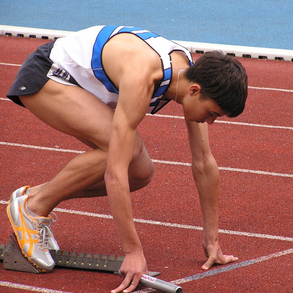 Спорт 5 букв. Низкий старт. Бег с низкого старта. Легкая атлетика старт. Спортсмен на низком старте.